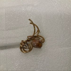 Vintage Filigree Gold tone Brooch w Clear Agate Cabochon